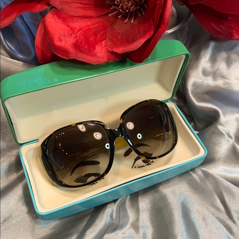 🌹kate spade • oversized Sunglasses with Vintage Case